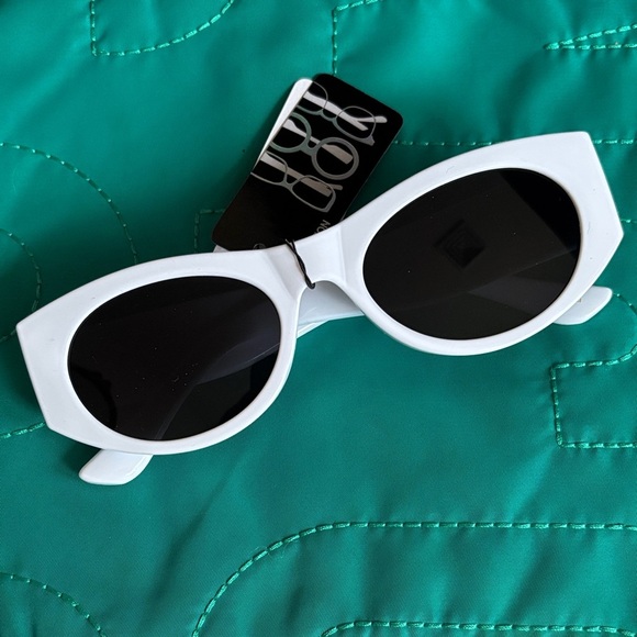 Brand New Shiny White Round Cat Eye Retro Sunglasses Gold Tone Flower Accent main image 8